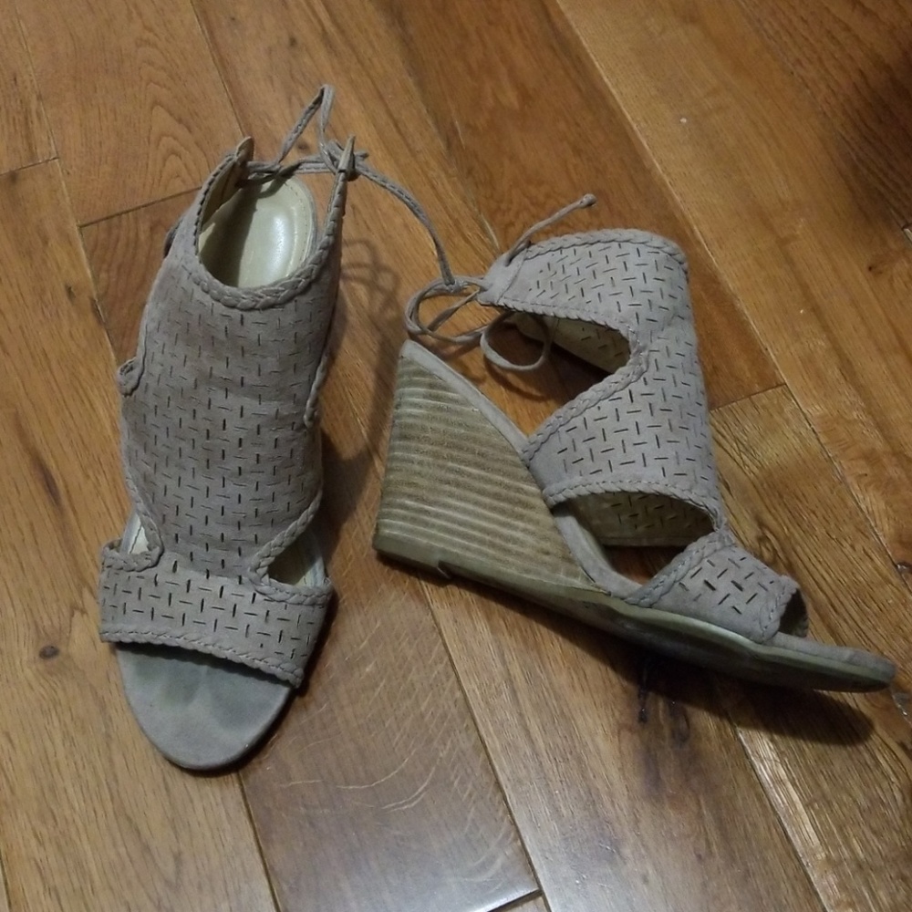 Report sandals